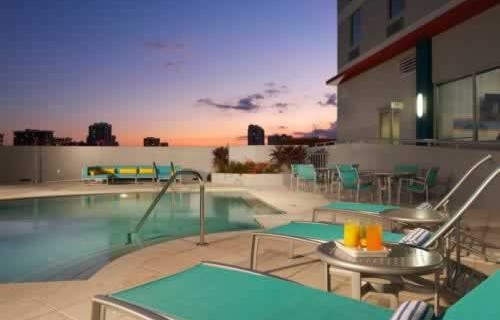 hampton-inn-suites-downtown-miami-brickell-pool