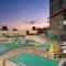 hampton-inn-suites-downtown-miami-brickell-pool