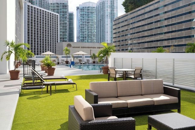 Courtyard Miami Downtown Brickell rooftop pool